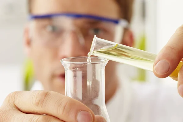 Cientista Pouring Liquid Tubo Teste Flask — Fotografia de Stock