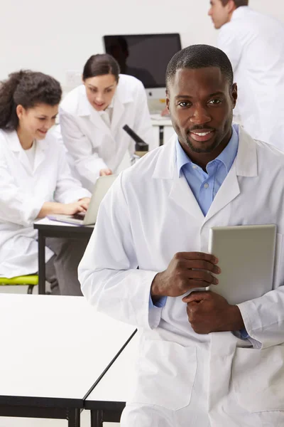 Portret Van Technicus Laboratorium Met Collega — Stockfoto