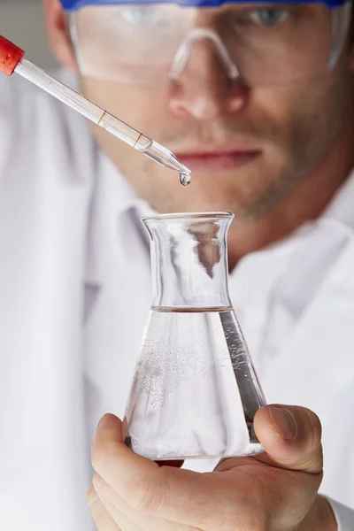 Cientista Adicionando Líquido Flask Dropper — Fotografia de Stock