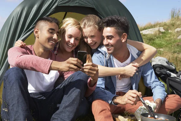 Gruppo Giovani Che Controllano Cellulare Durante Viaggio Campeggio — Foto Stock