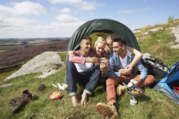 Grupo Jovens Que Verificam Telefone Móvel Camping Trip — Fotografia de Stock