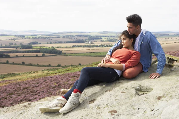 Casal Jovem Sentado Rock Admiring View — Fotografia de Stock