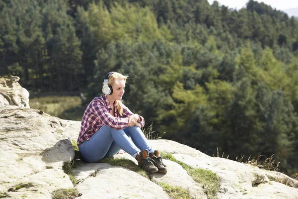 Teenage Girl Listening Music Countryside — Foto de Stock