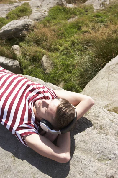 Junger Mann Hört Musik Auf Dem Land Über Kopfhörer — Stockfoto