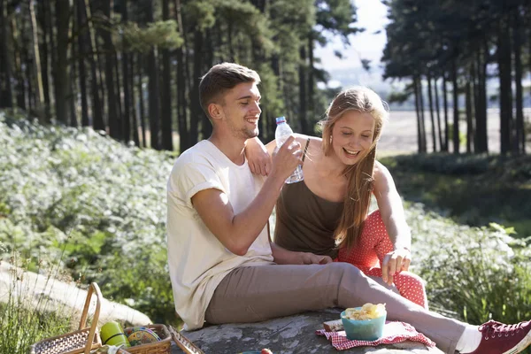 Casal Jovem Divertindo Piquenique Campo — Fotografia de Stock