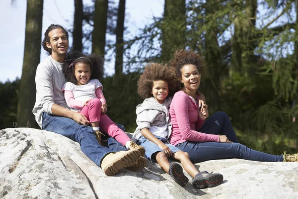家族グループで岩の上に座っている — ストック写真