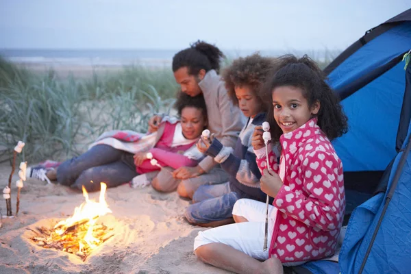 ครอบคร งแคมป บนชายหาดและขนมป Marshmallows — ภาพถ่ายสต็อก