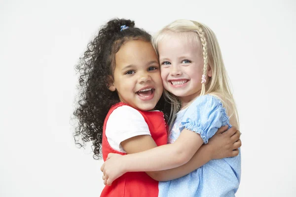 Dos Niñas Preescolar Abrazándose Mutuamente — Foto de Stock