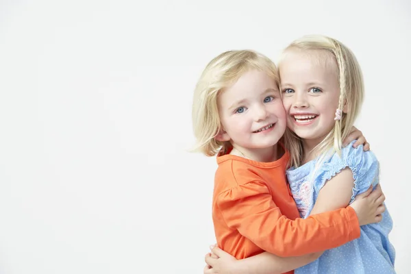 Dos Niñas Preescolar Abrazándose Mutuamente —  Fotos de Stock