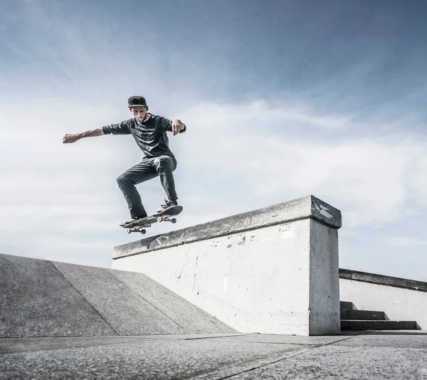 Young Man Skateboarding Roof — Stock Photo, Image