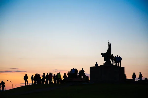 Silhueta Multidão Pessoas Redor Monumento Pôr Sol Reykjavik Islândia — Fotografia de Stock