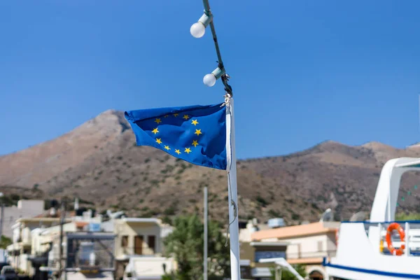 Europas Flagga Mot Bakgrund Himmel Och Berg — Stockfoto