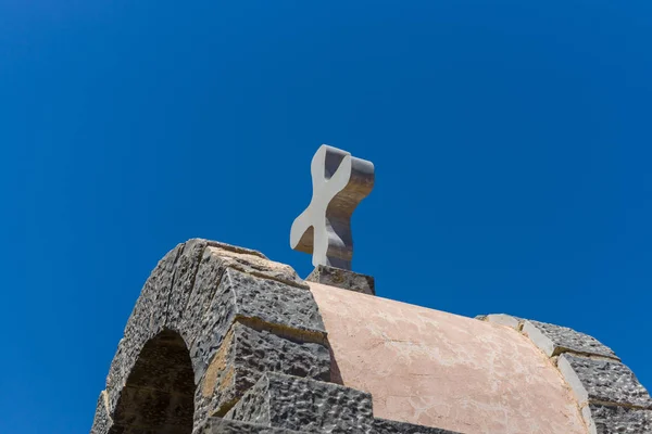 Cruz Pedra Contra Céu Azul — Fotografia de Stock