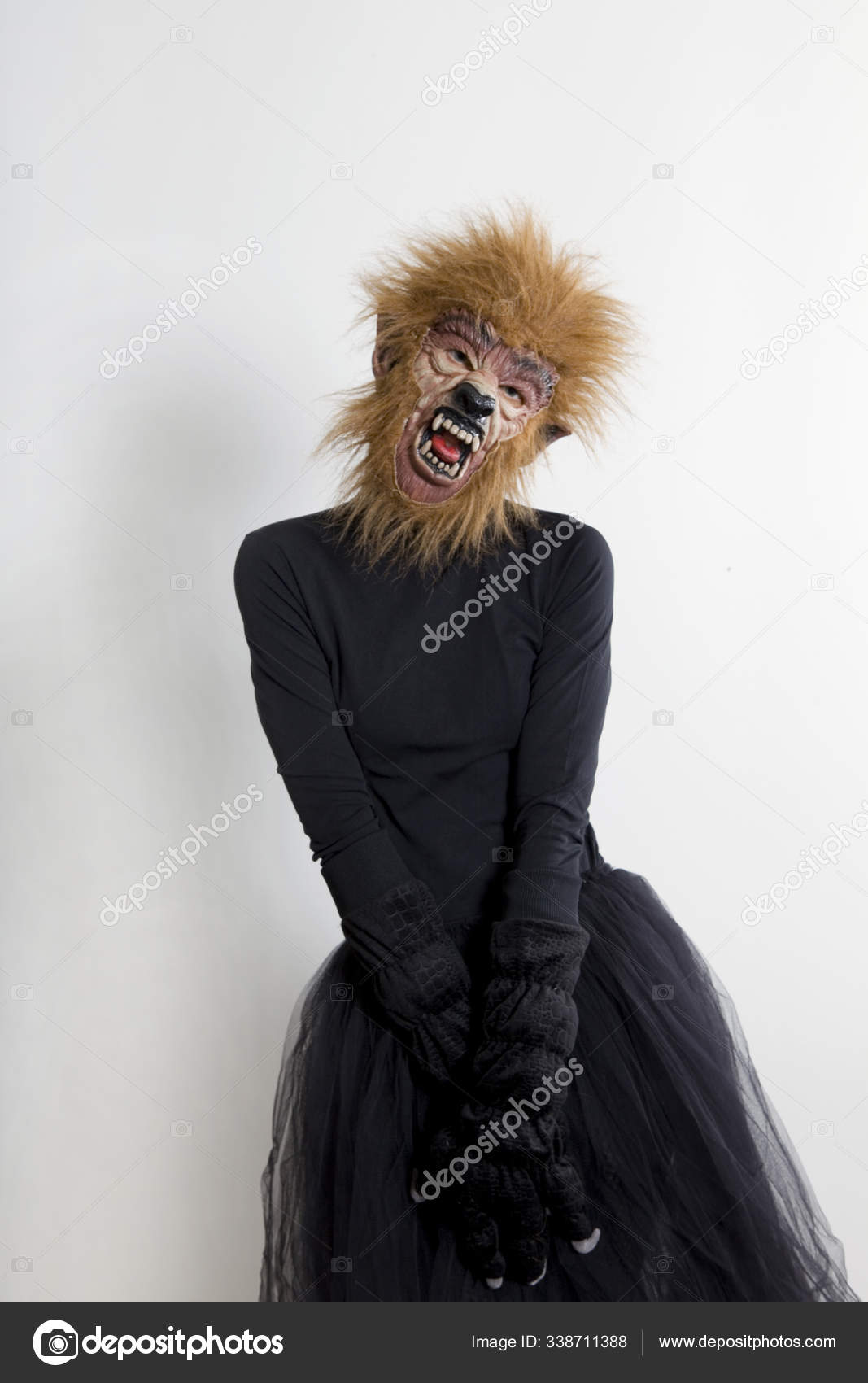 Mulher Lobisomem Vestindo Tutu Sentado Sofá Branco — Foto ©  PantherMediaSeller #338711388, image size:1067x1700