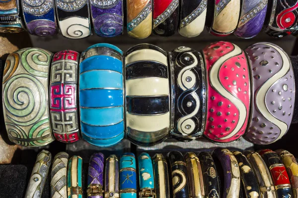 Souvenirs Cretenses Tradicionales Grecia Brazaletes Mujer Con Adorno Nacional Popular — Foto de Stock