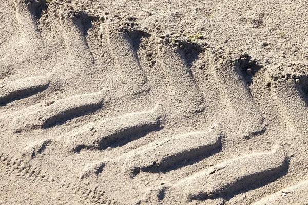 近照卡车的痕迹 剩下的是干的而不是沙地 地面的浅层 — 图库照片
