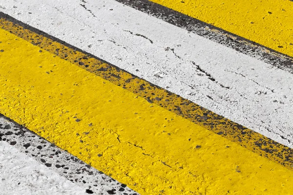 Fotografiado Primer Plano Marca Carretera Encuentra Carretera Rayas Amarillas Blancas — Foto de Stock