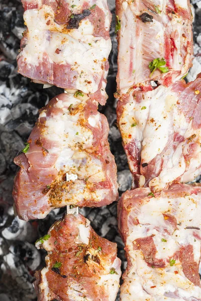 Nahaufnahme Von Schweinefleischstücken Beim Grillen Fotografiert — Stockfoto