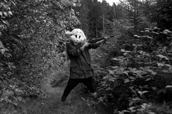 Черно Белая Фотография Женщина Охотница Маске Кролика Охотится Дробовиком Лесу — стоковое фото