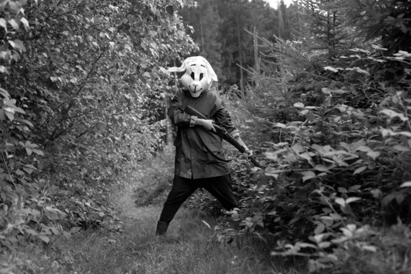 Ασπρόμαυρη Φωτογραφία Κυνηγός Γυναικών Φορώντας Μάσκα Κουνελιού Κυνηγώντας Καραμπίνα Ένα — Φωτογραφία Αρχείου