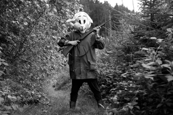 Czarno Biała Fotografia Kobieta Myśliwy Noszenie Maski Królika Polowanie Strzelbą — Zdjęcie stockowe