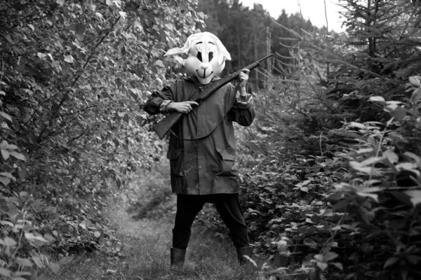 Ασπρόμαυρη Φωτογραφία Κυνηγός Γυναικών Φορώντας Μάσκα Κουνελιού Κυνηγώντας Καραμπίνα Ένα — Φωτογραφία Αρχείου