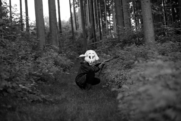 Fotografia Bianco Nero Donna Cacciatrice Indossa Una Maschera Coniglio Caccia — Foto Stock