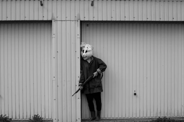 Czarno Biała Fotografia Kobieta Myśliwy Noszenie Maski Królika Polowanie Strzelbą — Zdjęcie stockowe