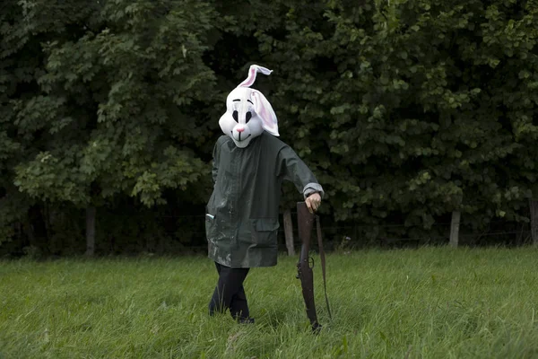 Kvinna Bär Kanin Mask Jakt Med Hagelgevär Skog — Stockfoto