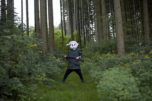 Γυναίκα Που Φοράει Μάσκα Κουνελιού Κυνηγώντας Καραμπίνα Ένα Δάσος — Φωτογραφία Αρχείου