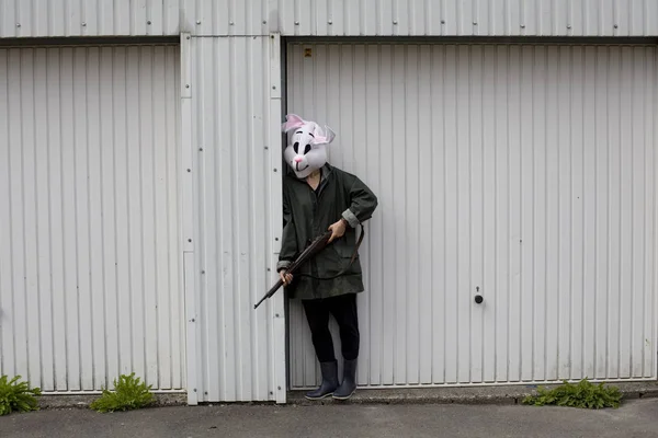 戴着兔子面具的女人拿着猎枪在森林里打猎 — 图库照片