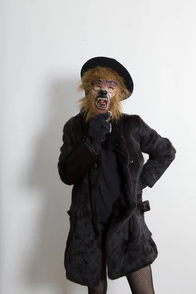 一个戴着狼人面具和鱼网紧身衣的性感女人 — 图库照片