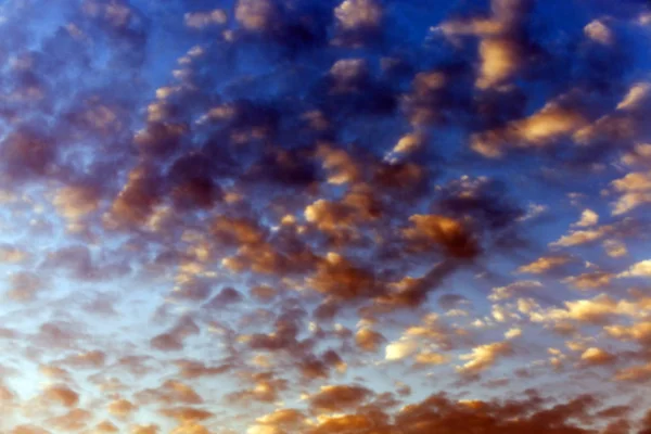 Gefotografeerde Close Van Een Blauwe Hemel Waar Wolken Zijn — Stockfoto