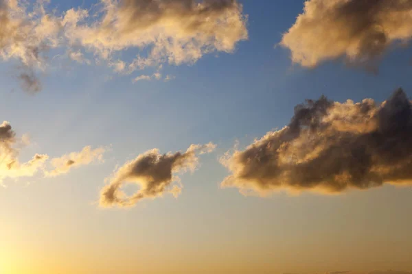 Fotografado Parte Céu Colorido Com Nuvens Pôr Sol Sol Amanhecer — Fotografia de Stock