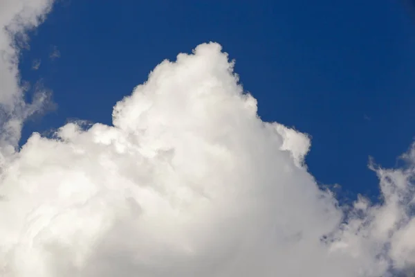 Φωτογραφήθηκε Close Λευκά Σύννεφα Είναι Στο Γαλάζιο Του Ουρανού Ρηχό — Φωτογραφία Αρχείου