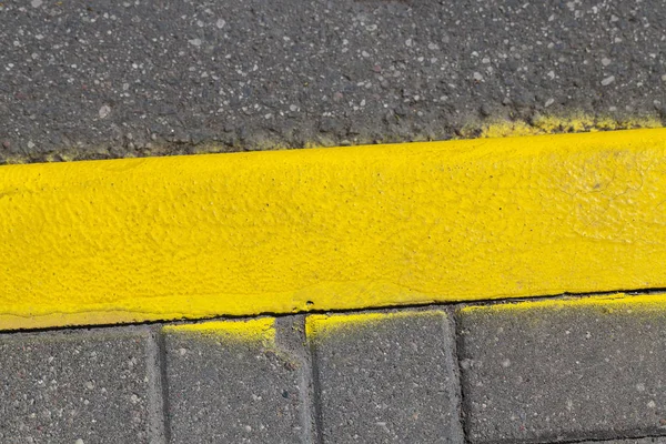 Żółte Oznaczenia Krawężniku Które Zakazują Zatrzymywania Parkowania Pojazdów — Zdjęcie stockowe