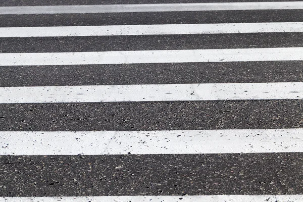 道路标记的拍照特写位于行人过路处的白线上 — 图库照片