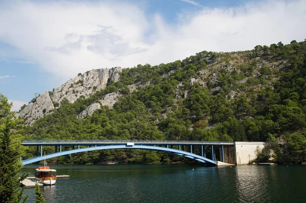 クルカ川に架かる青い橋 — ストック写真