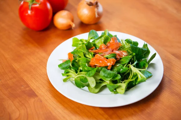 Färsk Fältsallad Med Morot Tomat Och Lök — Stockfoto