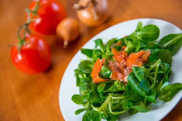 Salad Segar Dengan Wortel Tomat Dan Bawang — Stok Foto