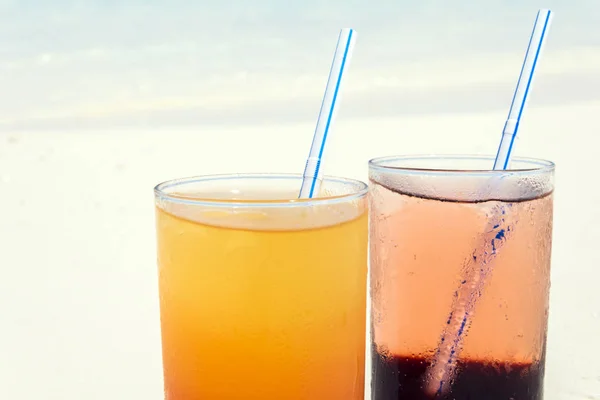 Twee Kleurrijke Cocktails Opleggen Van Wit Zand Bedekt Kleine Koralen — Stockfoto