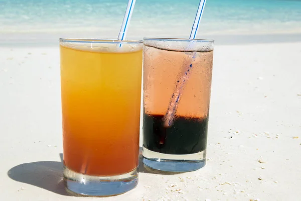 Twee Kleurrijke Cocktails Opleggen Van Wit Zand Bedekt Kleine Koralen — Stockfoto