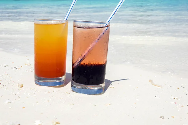 Twee Kleurrijke Cocktails Opleggen Van Wit Zand Bedekt Kleine Koralen — Stockfoto