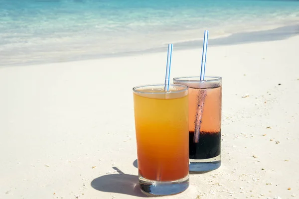 Dos Coloridos Cócteles Sobre Arena Blanca Pequeños Corales Cubiertos Playa — Foto de Stock