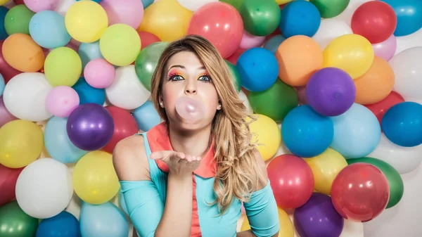 Mujer Joven Pie Frente Globos Colores Burbuja Que Sopla Con —  Fotos de Stock