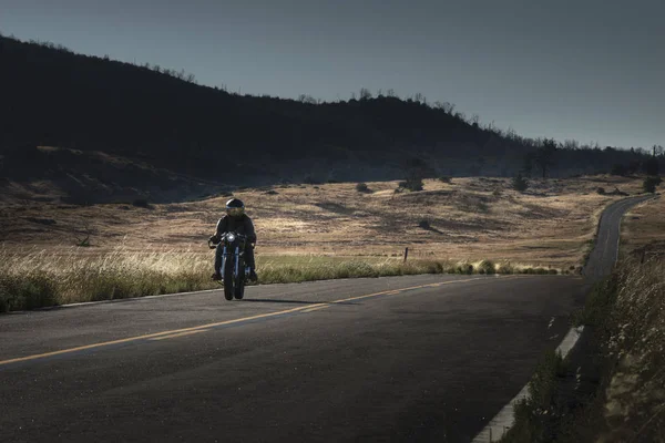 中年男子骑摩托车在高速公路上 — 图库照片
