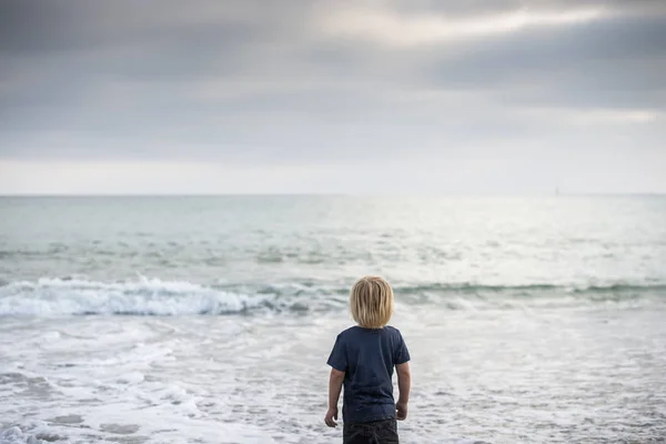 Vista Posteriore Del Ragazzo Che Guarda Verso Mare Dana Point — Foto Stock