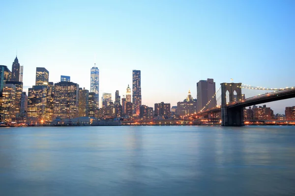 Lower Manhattan Skyline Und Brooklyn Bridge Der Abenddämmerung New York — Stockfoto