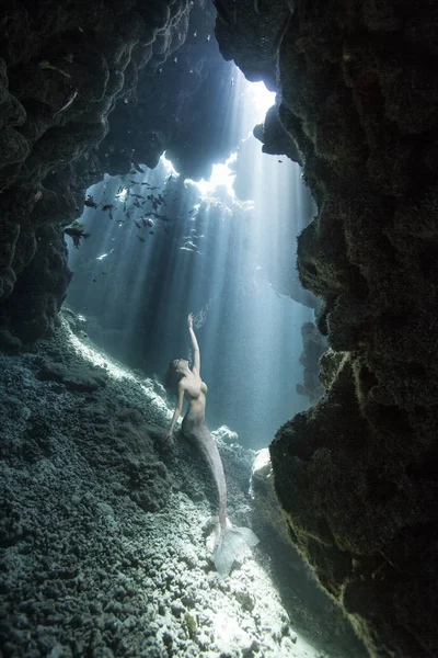 Vista Subacquea Della Sirena Guardando Alto Dalla Grotta Del Mare — Foto Stock