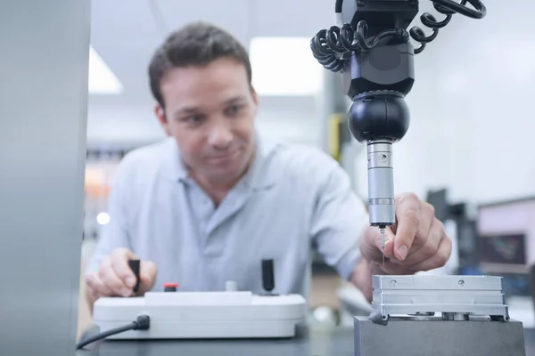 Ingeniero Que Trabaja Ingeniería Producción Control Calidad Cnc — Foto de Stock